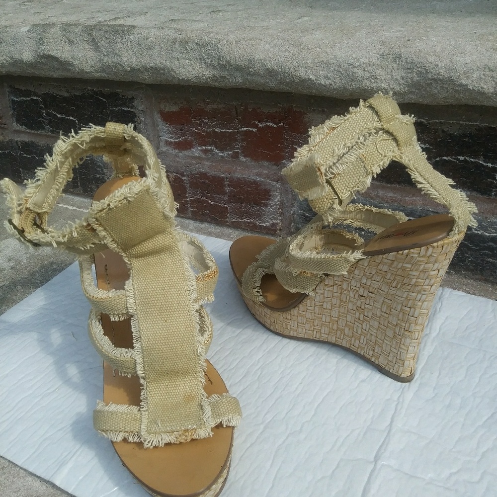 Womens Tan fringe wedge sandals SZ 6
